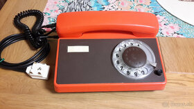retro telefón vytáčací a tlačidlové