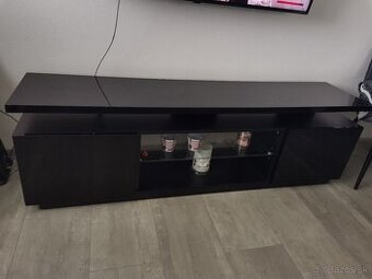 Stolík pod TV