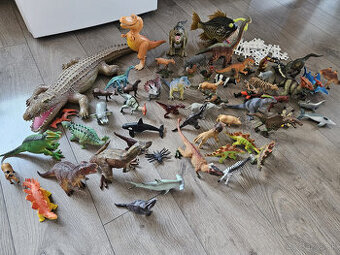 Plastové figúrky dinosaurov a iných zvierat