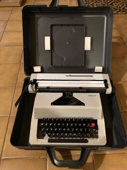 Kufríkový písací stroj zn. Remagg