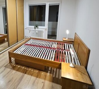 Postel s perinacom a nočnými stolíkmi