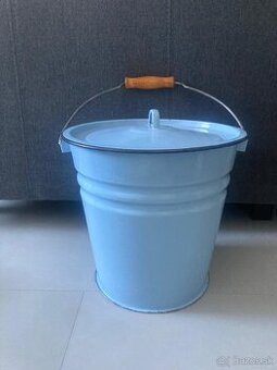 Smaltované vedro s pokrievkou