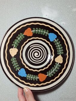 Ručne maľovaný tanier – tradičná keramika z Pozdišoviec