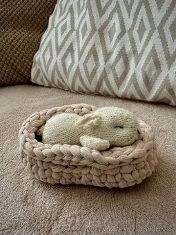 Roztomilý ručne pletený zajačik v malej postieľke