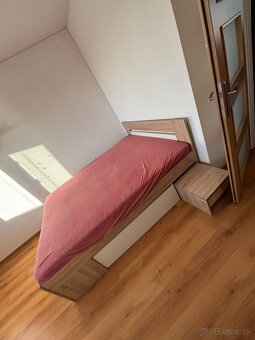 Predam posteľ s roštom, matracom a nočnými stolíkmi , Nitra