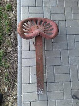 Predám starú kovovú sedačku na staré stroje