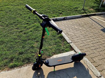 Ninebot Kickscooter F2 by Segway