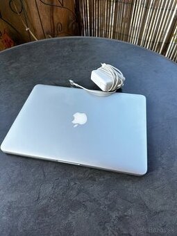 Apple MacBook Pro 13" (2015) – Funkčný so slabou batériou