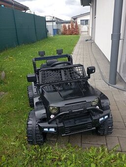 Čierne elektrické terénne auto s diaľkovým ovládaním