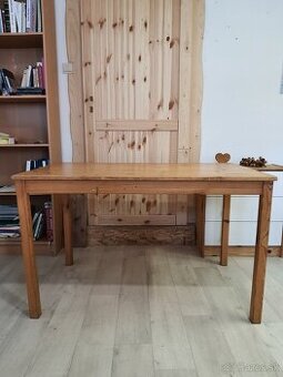 Drevený jedálenský stôl s 4 stoličkami