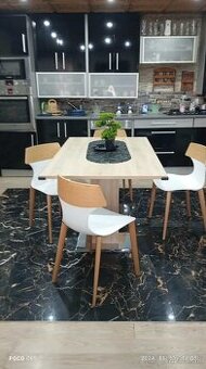 Jedálni stol a stoličky