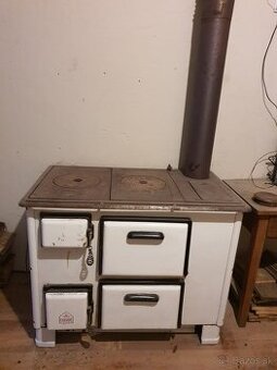 Sporák na pevné palivo.