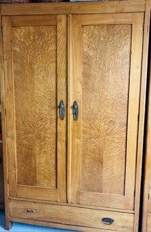 Starý priestranný šatník – dohodou / za odvoz