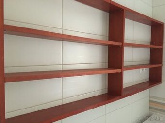 Zrkadlo 80 x 80 položené na kolajničkách na drevenej skrinke