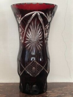 Váza brúsená - rubínové sklo