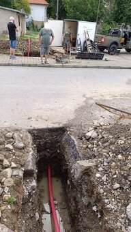 Pretláčanie pod cestou Degom