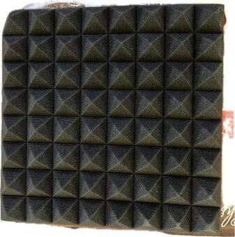 Čierna akustická pena pyramída
