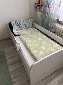 Detská posteľ s úložným priestorom a zábranou proti pádu