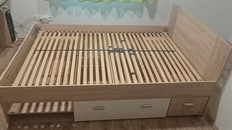 Posteľ 140cm x 200cm s 3 zásuvkami a 2 nočnými stolíkmi