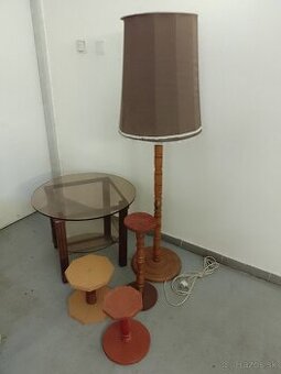 Predám lampu, stolík a stojany na kvetináče dohodou