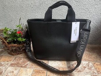 Nová kabelka Calvin Klein s visačkou