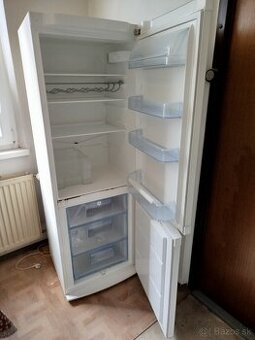 Predám chladničku z mrazničkou ELECTROLUX ERB34003W