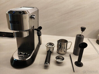 Pákový kávovar DeLonghi Dedica 685.M