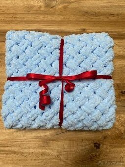 Háčkovaná baby blue (modrá) deka z jemnej eco vlny