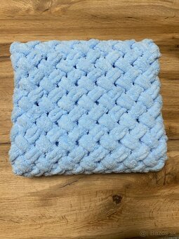 Háčkovaná baby blue (modrá) deka z jemnej eco vlny