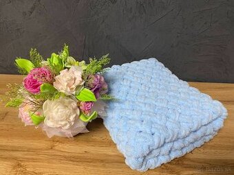 Háčkovaná baby blue (modrá) deka z jemnej eco vlny