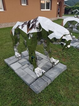 Socha z nehrdzavejúcej ocele.