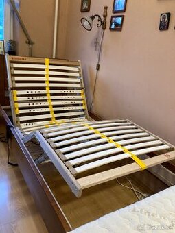 Jednolôžko s polohovacím elektrickým roštom