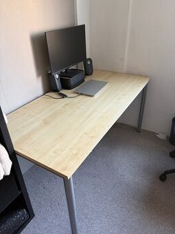 Výškovo nastaviteľný kancelársky stôl