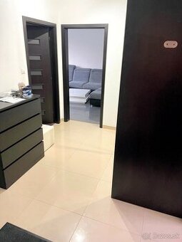 Prenájom: 2 izbový byt blízko centra Levíc