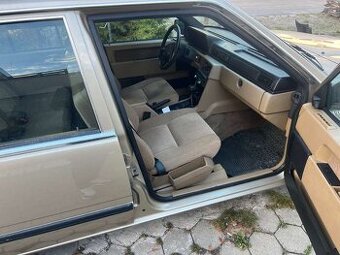 Sedačky Volvo 740 sedan.