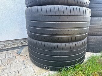 325/35 R22 Michelin