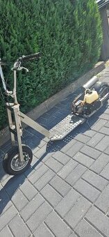 Kolobežka na benzín