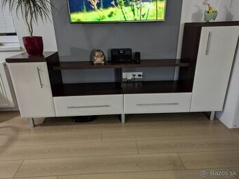 skrinka pod televízor