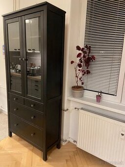 HEMNES vitrína