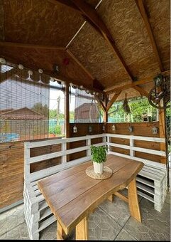 Záhrada s mobilným domom