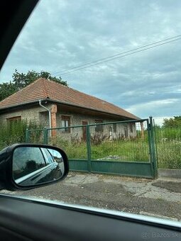 Dom v obci Bačka s pozemkom 4500 m²