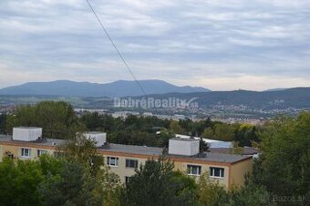 REZERVOVANÉ DOBRÉ REALITY - Na predaj 3 izbový byt na sídli