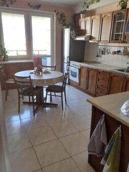 1 izba v 3izb.byte SKLABINSKÁ UL. za 330 €/mes.