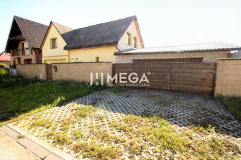 NA PREDAJ: Priestranný dvojgeneračný rodinný dom - Valaliky