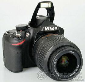 Šikovná digitálna zrkadlovka Nikon spolu s objektívom