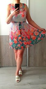 Letné šaty s plisovanou sukňou v. 36