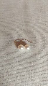 Strieborné náušnice s bielymi perlami Swarovski