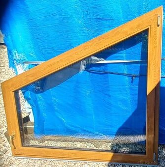 Predám trojuholnikove okno 165x117 dub/biela , atyp 147x149