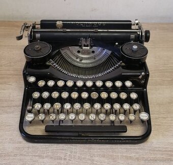Starožitný písací stroj Underwood Portable 4 Bank rok 1926
