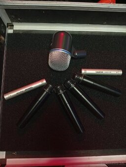 Mikrofóny na bicie plus káble.